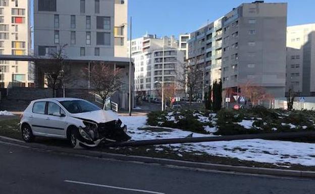 Un Conductor Se Lleva Por Delante Una Farola En La Avenida De Los